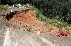 Veículo cai em cratera aberta com as fortes chuvas de junho