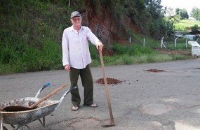 Morador tapa buracos por conta na SC-135, em Piratuba
