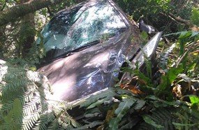 Veículo sai da pista após colisão na BR-470