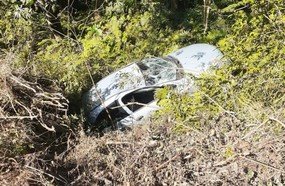 Óleo na pista provoca capotamento na SC-135