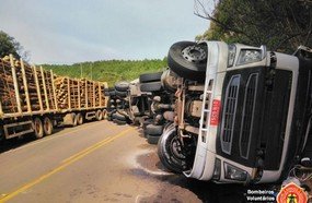 Motorista fica ferido após tombar carreta de Treze Tílias na BR-153