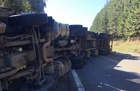 Carreta com carga de papel reciclado tomba em Catanduvas