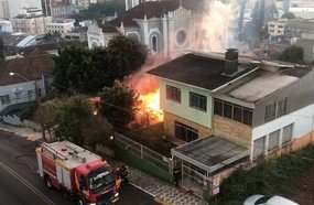 Incêndio de grandes proporções consome casa no centro de Joaçaba