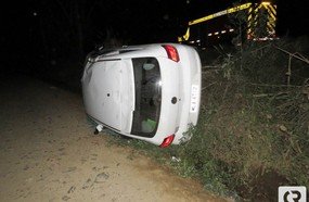 Capotamento deixa dois feridos na BR-282, em Erval Velho