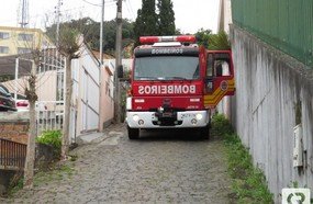 Bombeiros atendem princípio de incêndio em residência