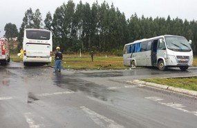 Colisão entre ônibus no trevão de Irani deixa crianças feridas