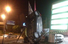 Jovem bêbado deixa carro em pé após invadir posto de combustível
