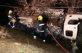 Caminhão carregado com gás tomba no interior de Ipira