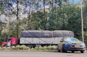 PRF flagra carretas com excesso de altura em Concórdia