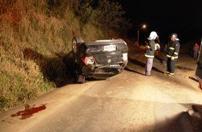 Jovem fica gravemente ferido após capotar veículo