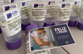 Ação Dia dos Pais: CDL distribui frascos de álcool em gel