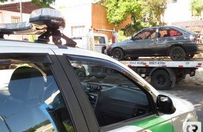Indivíduo corre da polícia após ser abordado com veículo suspeito