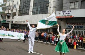 Aliança apresenta novo casal mestre-sala e porta-bandeira no desfile cívico