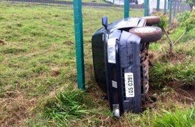 Saída de pista seguida de tombamento em Capinzal