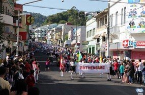 Capinzal inova e apresenta desfile cívico temático