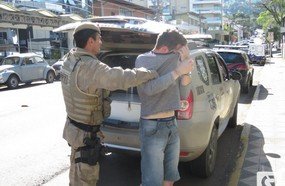 PPT flagra jovem vendendo droga para adolescente em Joaçaba