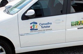 Mãe é presa por deixar crianças sozinhas para sair com o namorado
