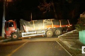 Caminhão fica entalado na Rua Augusto Arbugeri