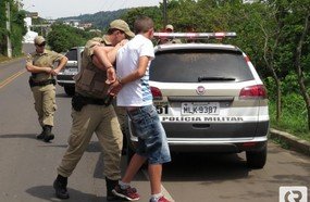 Ladrão azarado: furtou TV e esqueceu aparelho celular