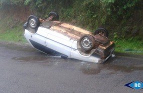 Motorista capota veículo ao ficar sem freio
