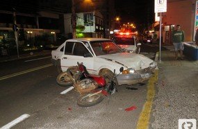 Colisão deixa motociclista ferido no centro de Joaçaba