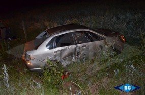 Motorista é projetado de veículo após colidir em poste