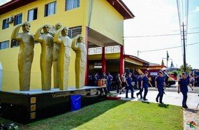 Monumento homenageia policial e bombeiros mortos em tragédia na 282