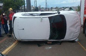 Carro capota após ser atingido por veículo que avançou preferencial