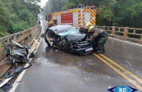 Haitianos ficam feridos após carro colidir em ponte na SC-150