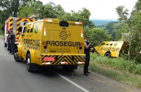 Carro forte sai da pista ao ser atingido por veículo na BR-282