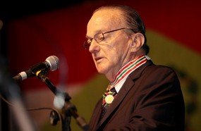 Ex-governador é homenageado com a medalha Anita Garibaldi