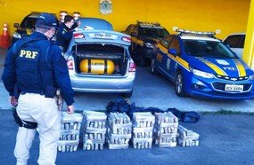 PRF apreende veículo com 100 kg de maconha na BR-282