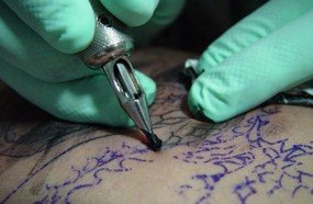 Anvisa proíbe venda de tinta de tatuagem