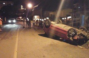 Veículo capota após colidir em residência em Campos Novos
