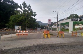 Rua em frente ao Parque fechada para reparos na pavimentação