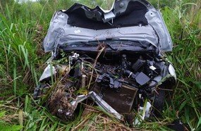 Mulher fica ferida após colisão seguida de capotamento na BR-282