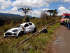 Motorista sofre escoriações após destruir o carro em capotamento