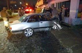Veículo atinge lanchonete após condutor perder controle da direção