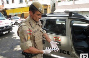Atendente de lanchonete leva facada no braço de cliente exaltada