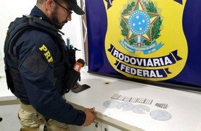 PRF flagra caminhoneiro com 90 comprimidos de rebite na BR-282