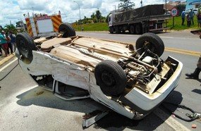 Condutor morre após carro ser atingido por caminhão