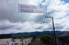 Faixa é colocada no bairro onde cachorros foram envenenados