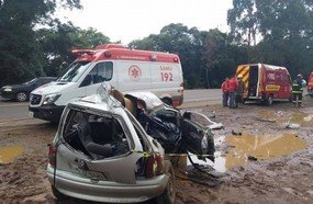 Colisão entre carro e moto mata três pessoas na BR-153