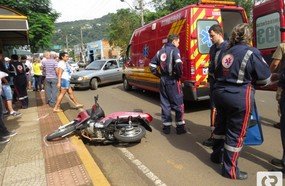 Veículo atinge motocicleta ao fazer contorno na Santos Dumont