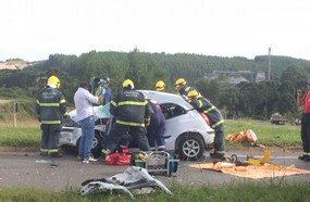 Mulheres ficam presas às ferragens em colisão na BR-470