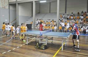 Mesatenista paraolímpico ministra palestras em escolas de Joaçaba