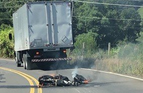 Moto pega fogo e deixa condutor ferido após colisão na SC-355