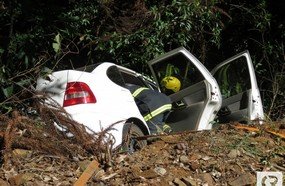 Pai e filho ficam feridos após carro despencar em barranco