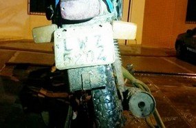 Moto com placa trocada e condutor embriagado