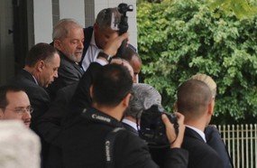 Lula chega à Justiça Federal de Curitiba para depoimento